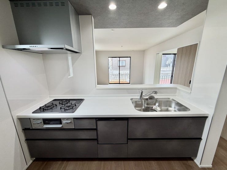 料理をしながら家族と会話を楽しめる対面キッチン♪食器洗乾燥機付で忙しいママをサポート♪収納もたっぷりあるのできれいを保てます♪
