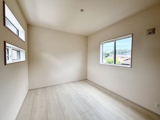 5.1帖洋室:2面採光なので日当たり、風通しともに良好です。北側のお部屋は優しい日差しが入るのでゆったりと読書などを楽しむことができそうです。