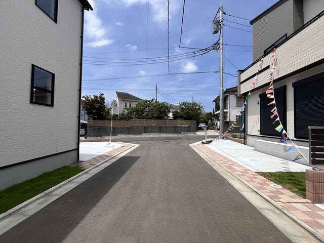 幅員約4mの前面道路です。車がすれ違うには厳しい道幅ですが、車はスピードを抑えて走行するので、お子様にも安全な道幅となっています。
