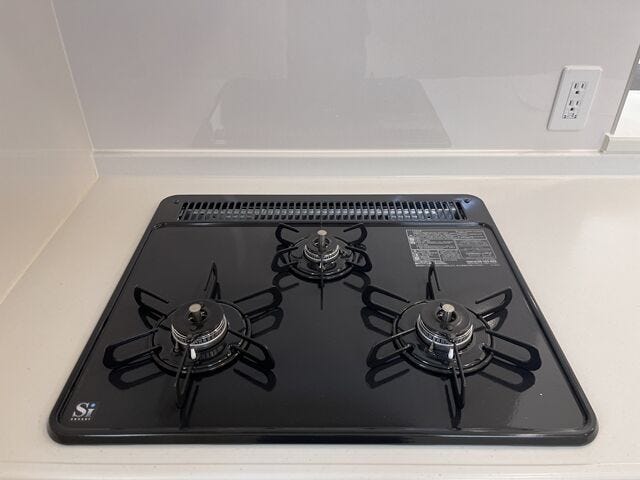 キッチン:使い勝手の良い3口コンロが採用されています。複数の調理が同時にできるのでお料理の時短にも。大きな鍋やフライパンも置くことができます◎