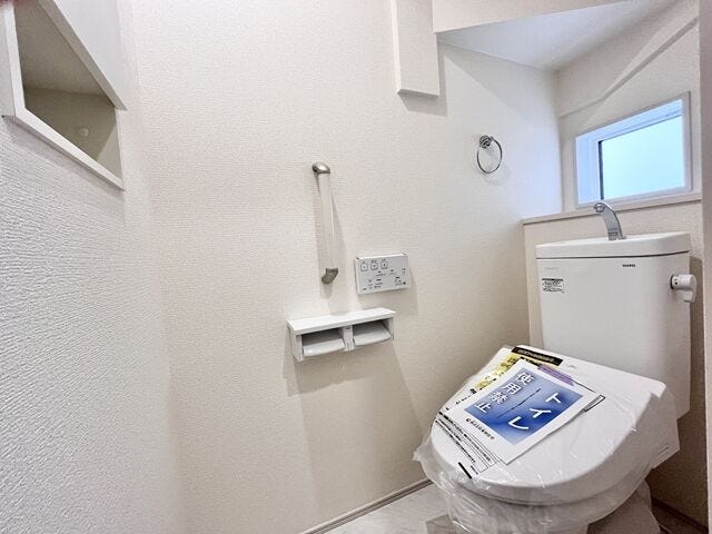 トイレ:ホワイトを基調とした清潔感のあるトイレです。ペーパーホルダーが2つあるのはうれしいですね。その上に小物を置くことができます。