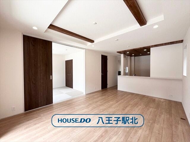 【リビング】
リビング:ご家族の憩いの場♪一緒にテレビを観たり食事をしたり、同じ時間を共有できる温かい空間となります♪