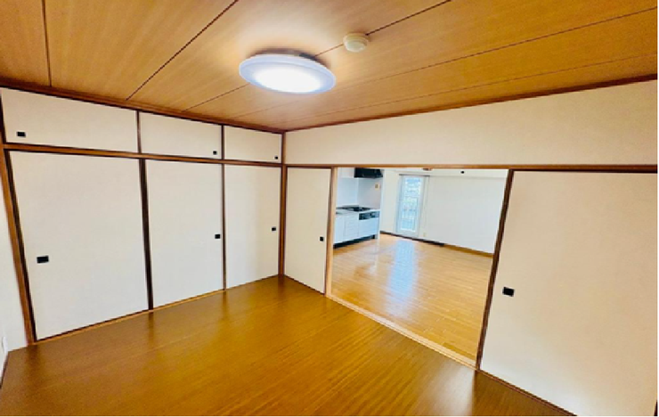 バルコニーに隣接の洋室です。陽当たり良好です。