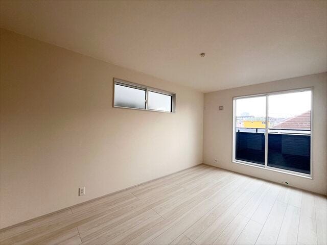 7.5帖洋室:広々としたお部屋なので、ご夫婦の寝室としてもお使いいただけそうです。南側の窓から日差しが入りプライベートの時間も気持ちよく過ごすことができそうです。