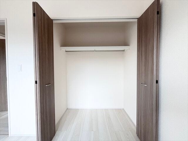 間取図中央5.2帖洋室:収納がしっかりあるので、お部屋を広くお使いただけます。小物なども収納できるのでレイアウトも楽しむことができそうです。