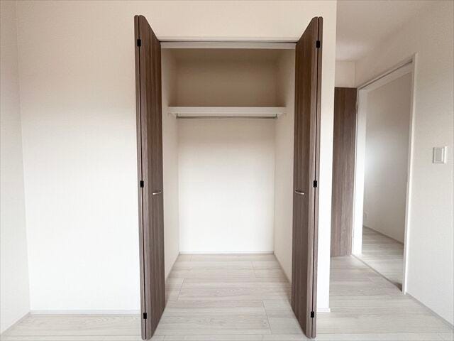 間取図左5.2帖洋室:小ぶりなお部屋ですが、収納もしっかりとあるので、お部屋を広く使えます。