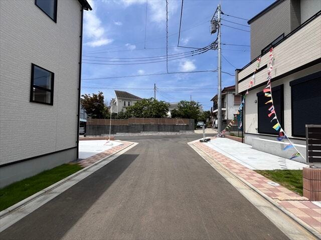 【北側 前面道路】幅員約4.5mの前面道路です。普通車が1台通れる幅となります。大型車の通行が少ないので、振動や騒音が抑えられます。