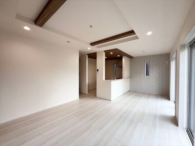 リビング:ナチュラルな雰囲気のフローリングですので家具やインテリアなども合わせやすいです。どんなお部屋にしていくか考えるのも楽しいですね♪