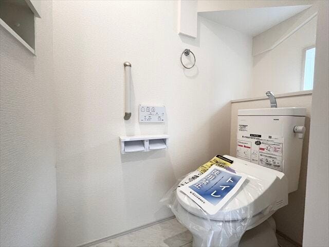 トイレ:現代では必要不可欠な温水洗浄付トイレ♪寒い冬は便座が温かいとホッとしますね。