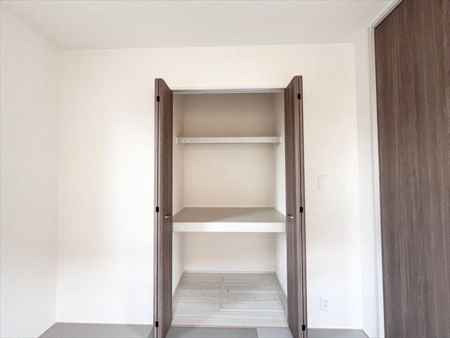 4.5帖和室:押入は奥行きがあるので、収納グッズを使えば空間を有効活用でき、たくさん収納することができます。お洋服も収納できそうです。