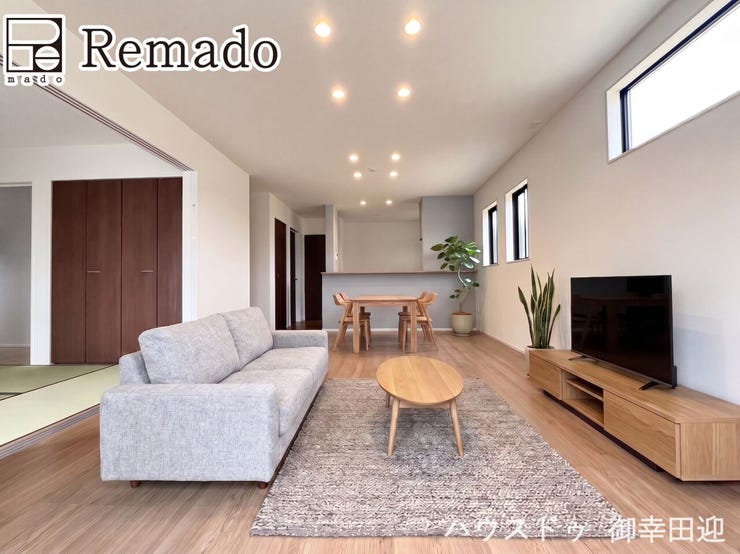【リビング】
■家族の笑顔が集う中心地■お気に入りの家具を迎え、窓からは心地の良い光が差し込みます。※CGで家具を配置しています。
