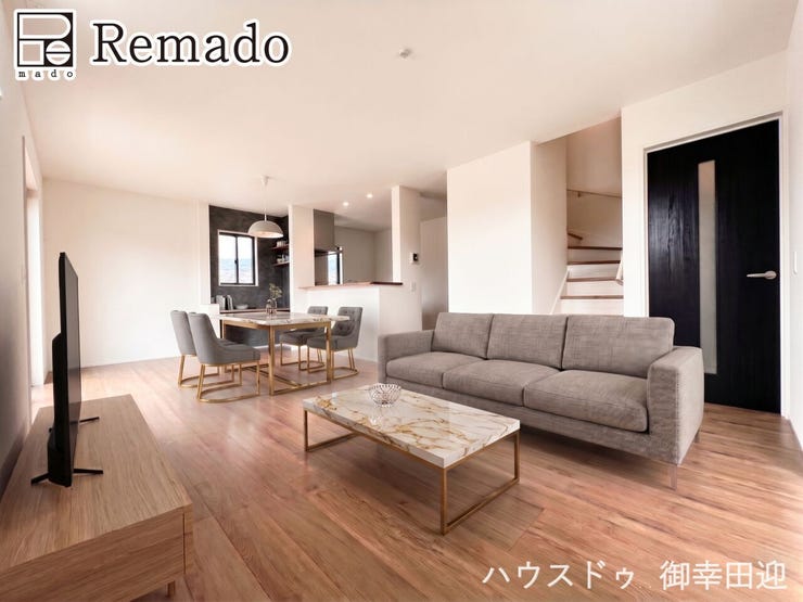 【リビング】
■家族の笑顔が集う中心地■お気に入りの家具を迎え、窓からは心地の良い光が差し込みます。※CGで家具を配置しています。