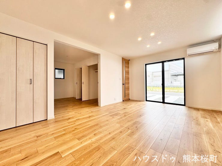 ■安らぎと笑顔の中心地■陽光が優しく降り注ぎ、会話が自然と弾む。ここでは、毎日が特別な時間へと変わります。