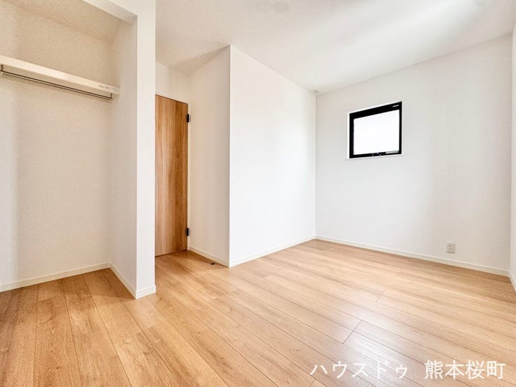 ■2階5.5帖洋室■寝室、書斎、趣味の部屋。家族の成長やライフスタイルに合わせ、様々な使い方ができる快適な空間です。
