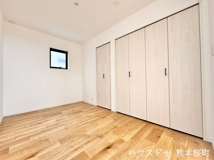 ■1階5帖洋室■寝室、書斎、趣味の部屋。家族の成長やライフスタイルに合わせ、様々な使い方ができる快適な空間です。