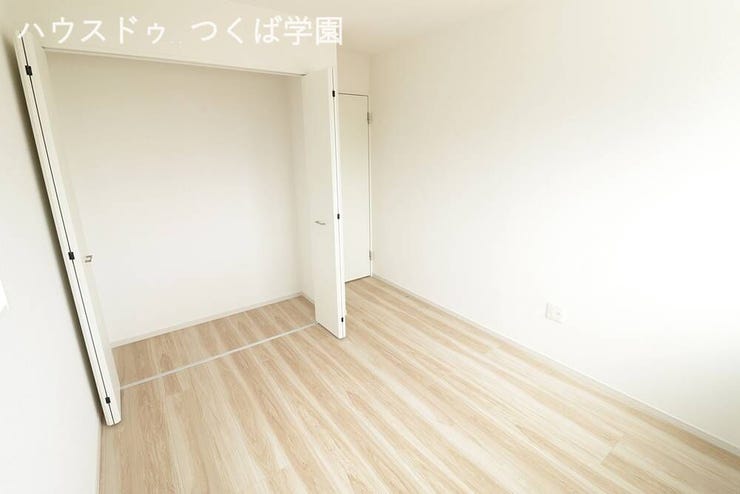 5.2帖洋室です。
クローゼットが付いています。