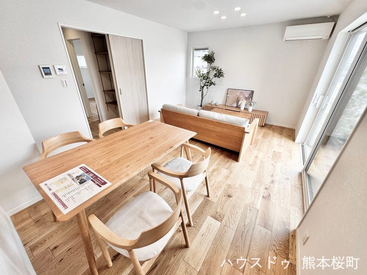 ■安らぎと笑顔の中心地■陽光が優しく降り注ぎ、会話が自然と弾む。ここでは、毎日が特別な時間へと変わります。