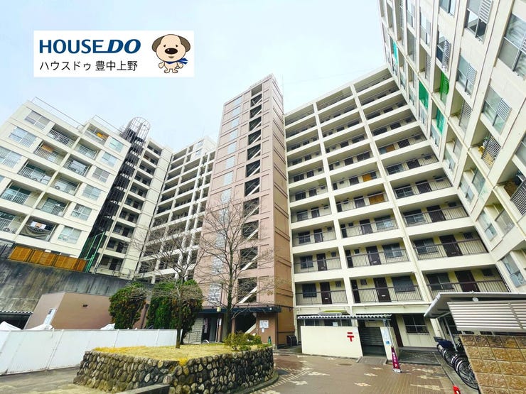 阪急千里線「南千里駅」まで徒歩7分の場所にあります。徒歩10分圏内に教育施設、スーパー、公共施設、公園が揃っておりたいへん便利な環境です。