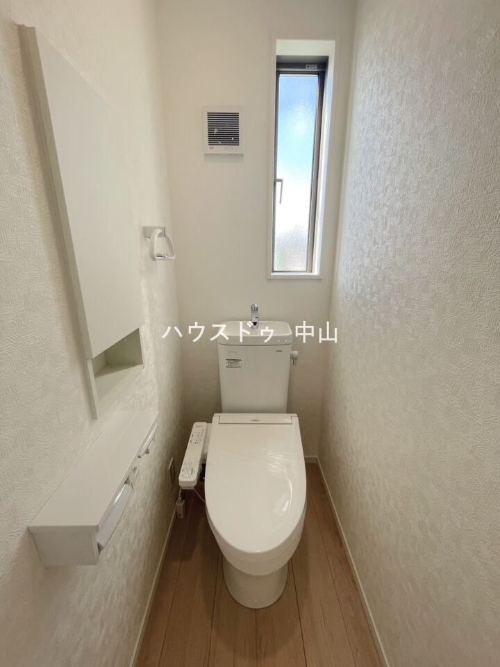\2階にも快適な洗浄便座付きトイレ/
朝の忙しい時間帯も混み合いにくく、使い勝手の良い設計。清潔感のある空間で、毎日の暮らしをより快適に支えます。