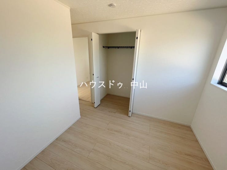 \家族の成長に寄り添う2階洋室/
子ども部屋やワークスペースなど用途自在。収納もしっかり確保され、すっきりと使える快適なプライベート空間です。