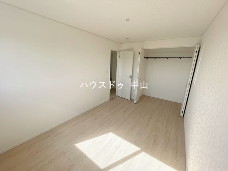 \心安らぐ主寝室/
ゆとりある広さで、ベッドや家具の配置も自在。落ち着いた空間設計が、一日の疲れをやさしく癒し、上質な眠りへと導きます。