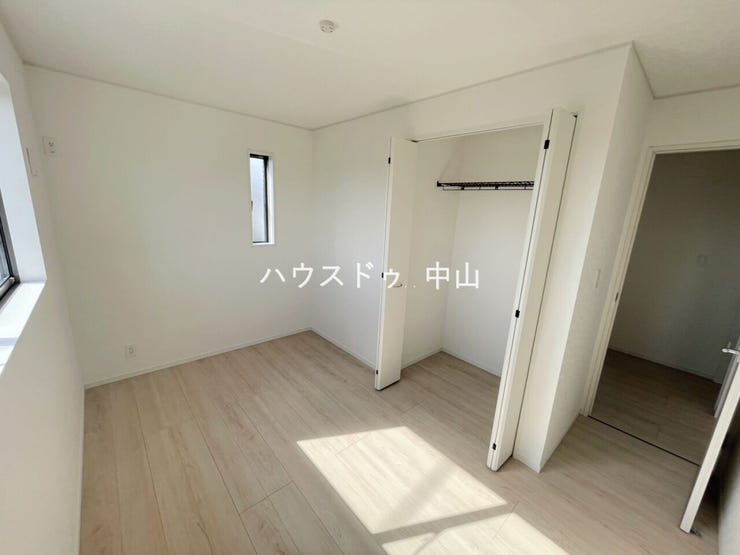 \多用途に使える2階洋室/
子ども部屋や書斎、趣味の空間としても活躍。採光にも配慮された明るい室内で、ライフスタイルに合わせて柔軟に使えます。