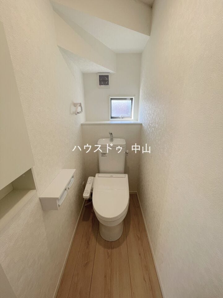 \清潔感あふれる洗浄便座付きトイレ/
1階に配置された使いやすい設計。快適な機能性と落ち着いた空間で、毎日の暮らしをさりげなく支えます。