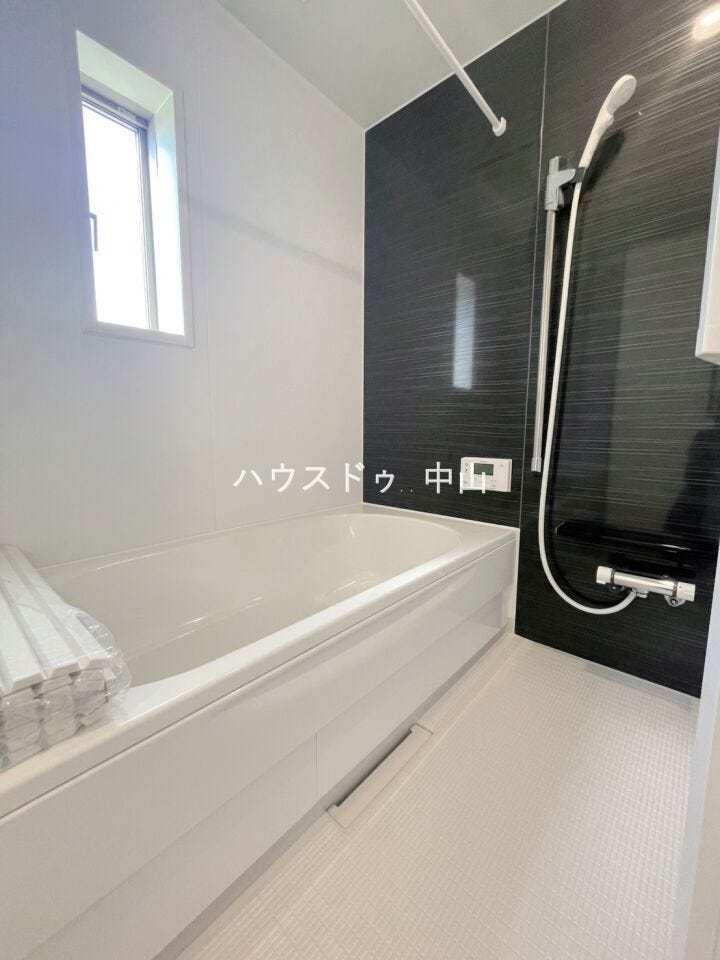 \一日の疲れを癒すバスルーム/
ゆったりとくつろげる浴室空間。清潔感のあるデザインと快適な設備で、毎日のバスタイムを心地よいひとときに。