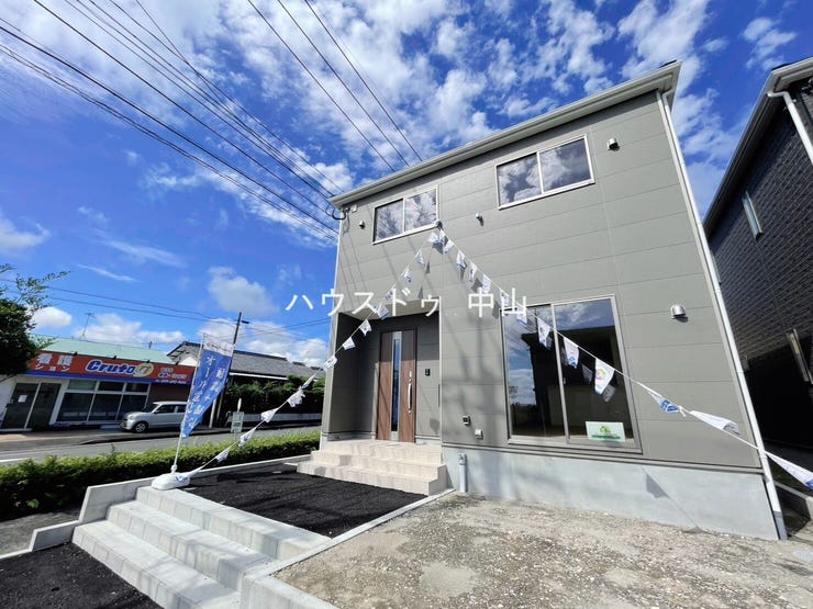 【外観】
\堂々とした佇まいの新築戸建/
洗練された外観デザインが街並みに映える一邸。住まうご家族の誇りとなる、美しさと安心感を兼ね備えた住まいです。