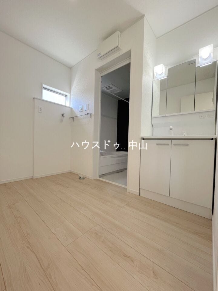 \清潔感あふれる洗面空間/
ゆとりある洗面室は、朝の身支度もスムーズ。収納もしっかり確保され、毎日を快適にサポートする使い勝手の良い空間です。