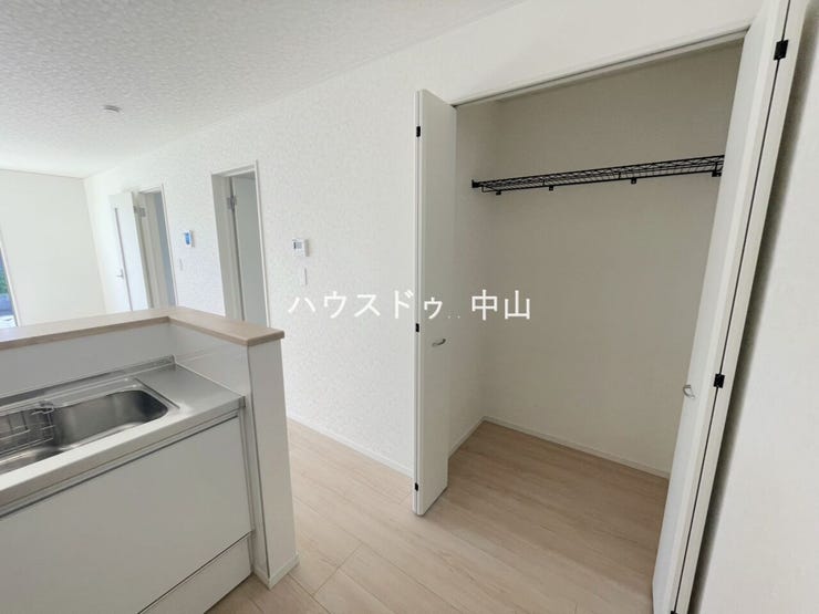 \使い勝手の良いキッチン横収納/
食品や日用品のストックもすっきり整理できる便利な収納スペース。家事動線に配慮された設計で、毎日の料理がより快適に。