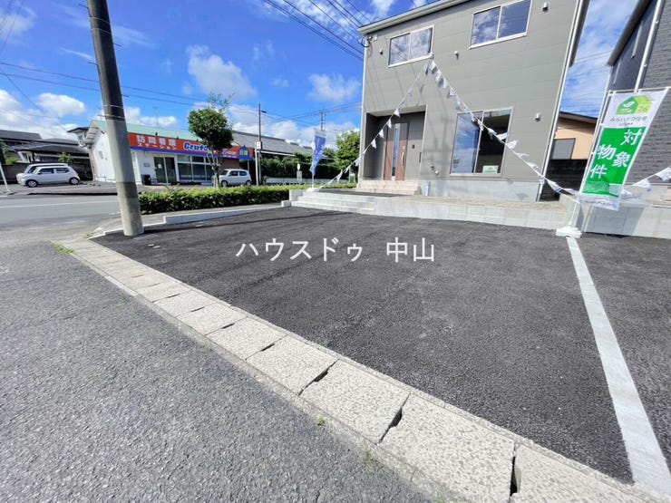 \ゆとりの駐車スペース3台分/
ご家族それぞれの車はもちろん、来客時も安心の広さ。日々の通勤やお出かけもスムーズな、使い勝手の良い駐車場です。