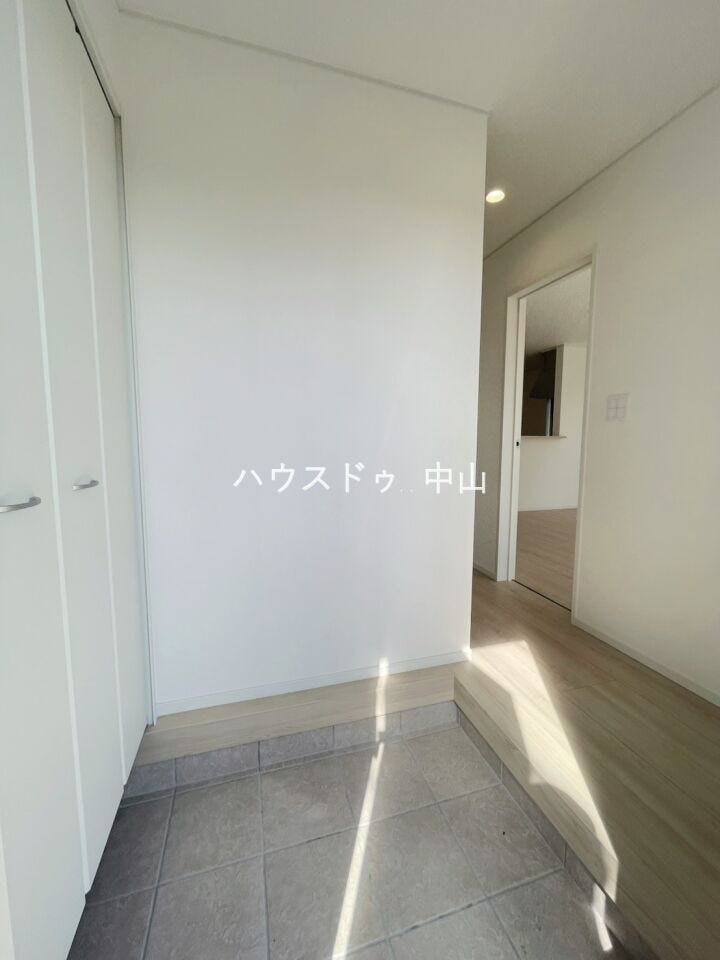 \住まいの第一印象を彩る玄関/
ゆとりある空間設計で、家族の「いってきます」と「ただいま」を心地よく迎えます。収納力も備え、すっきりとした玄関を保てます。
