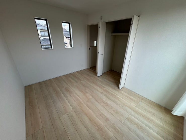 小窓が二つ付いており採光がさすと部屋は明るく照らしてくれます。