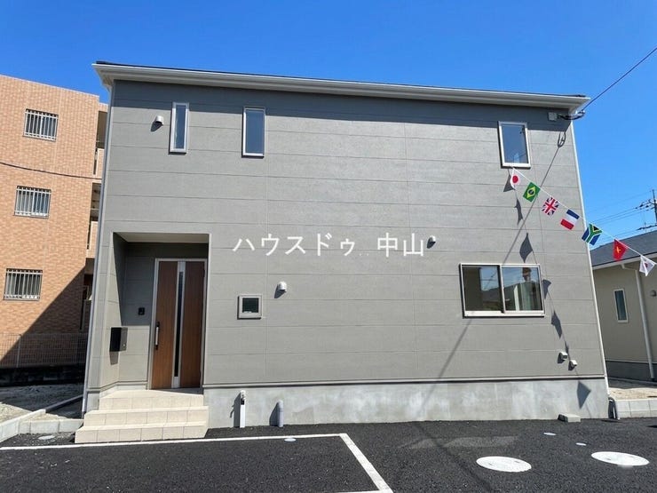 【外観】
\堂々とした佇まいの新築戸建/
洗練された外観デザインが街並みに映える一邸。住まうご家族の誇りとなる、美しさと安心感を兼ね備えた住まいです。