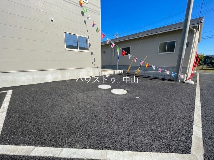 \ゆとりの駐車スペース3台分/
ご家族それぞれの車はもちろん、来客時も安心の広さ。日々の通勤やお出かけもスムーズな、使い勝手の良い駐車場です。
