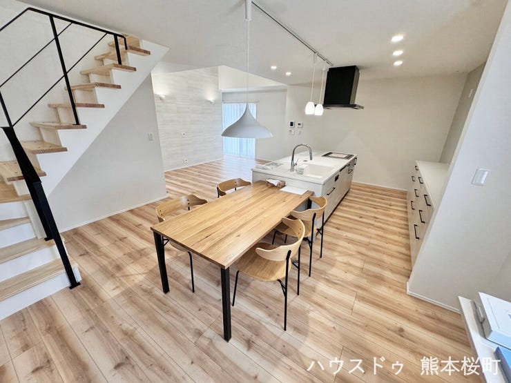 ■安らぎと笑顔の中心地■陽光が優しく降り注ぎ、会話が自然と弾む。ここでは、毎日が特別な時間へと変わります。
