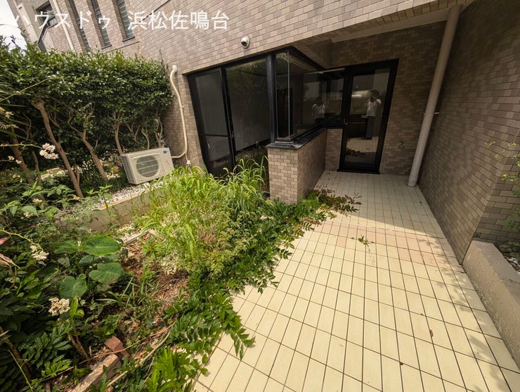 専用庭(テラス)約12.47㎡。草刈りを予定しております。