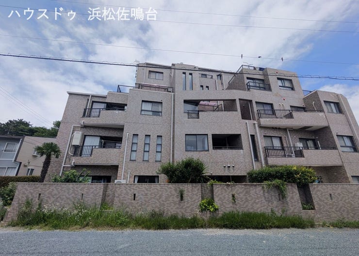 南側外観。近接した建物が無く、どのお部屋も陽当り良好。