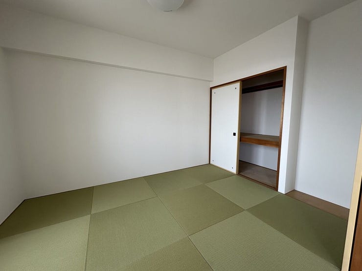 モダンなスクエアの畳がスタイリッシュ。布団や季節物の収納に便利な押入れ付きです。客間や育児スペース、お昼寝など多用途に心地よく使えます。