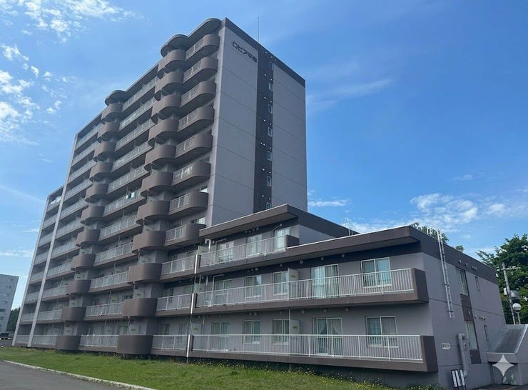 【外観】
青空に映える上品なツートンカラーのタイル貼りで、重厚感と洗練された印象を併せ持つスタイリッシュな外観。周囲の緑とも調和する、11階建ての端正な佇まいが魅力です。