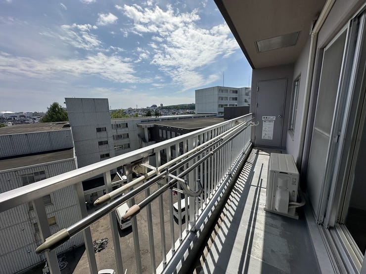 バルコニーは、青空が広がる開放的な眺望と日当たりの良さが魅力。物干し金物付きで洗濯物がしっかり乾き、毎日の家事も気持ちよくこなせます。