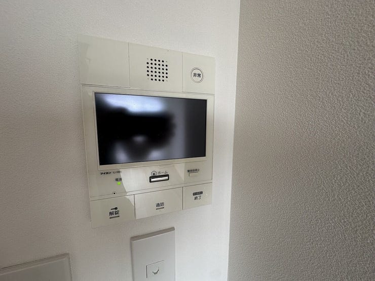 image_564ceb.pngのモニター付きインターホンは、室内から来客の顔を確認できるため防犯面に優れ安心。不審な訪問を未然に防ぎ、一人暮らしや留守中のお子様も守ります。