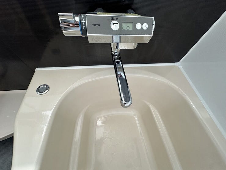 浴室水栓は、設定した湯量で自動的に止水する定量止水機能付き。お湯のあふれを防ぎ、湯張りの間も他の家事に時間を有効活用できる大変便利な機能です。