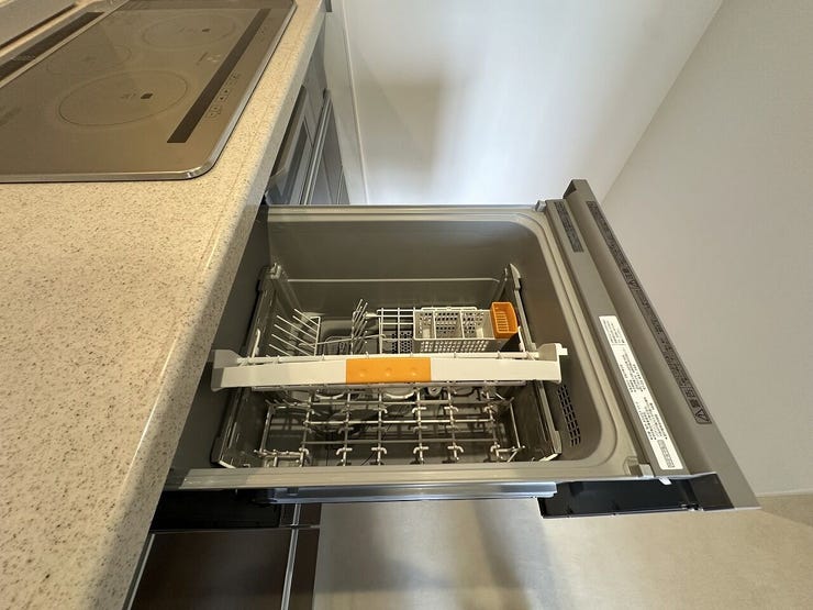 食洗機は毎日の食器洗いの手間を大幅に省き、家事時間をゆとりの時間に。手洗いよりも節水・節電になり経済的なうえ、高温・高圧洗浄で油汚れもしっかり落として衛生的です。毎日の暮らしにゆとりをもたらします。