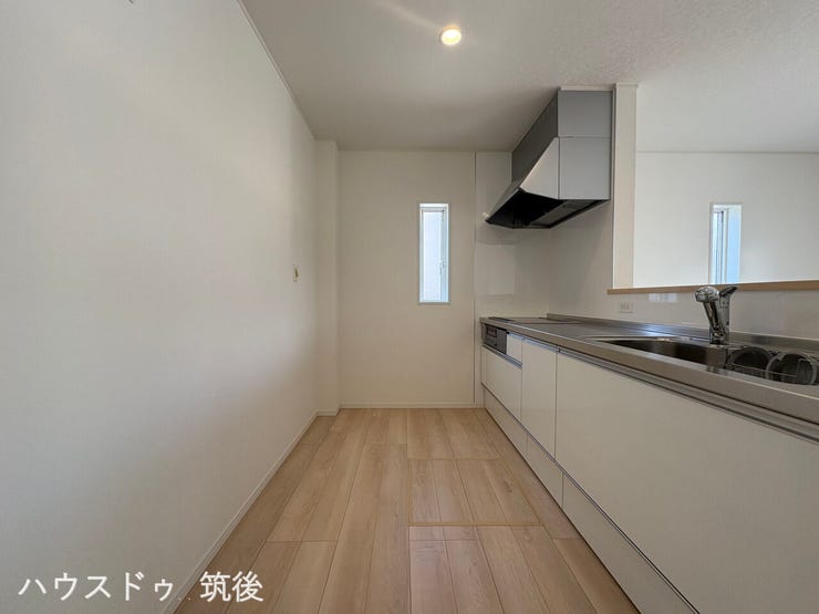 窓から優しい光が差し込む調理スペース。調理中の換気もスムーズで、においがこもりにくいのも嬉しいポイントです。