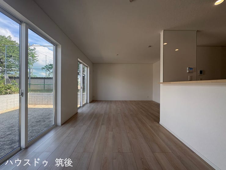 家族みんなが集まってもゆとりを感じるワイドリビング。ダイニングとリビングを分けても余裕のある広さで、インテリアの配置も自由自在です。