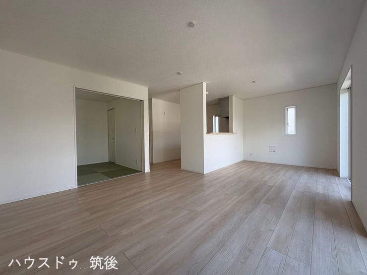 和室の扉を開ければLDKと一体化し、さらにゆとりある空間に。お子様の遊び場や家事スペースとして、リビングの一部のように使える便利な動線。自由度の高い空間使いが魅力です。
