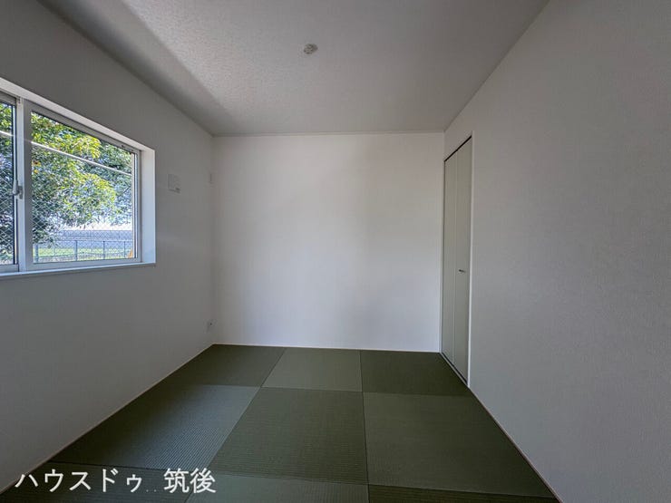 広々としたLDKの隣には、便利な和室を完備。お子様の遊び場や、お昼寝スペースとして重宝します。