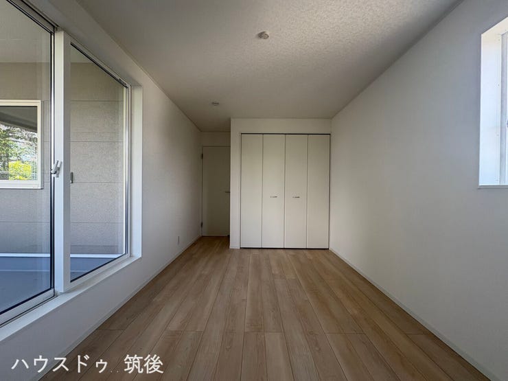 ゆとりある7.2帖の寝室は、クローゼット完備で収納も安心。バルコニーへ直接出られるため、お布団干しなどの家事もスムーズにこなせます。広さと機能性を兼ね備えた、暮らしの質を高めるプライベート空間です。